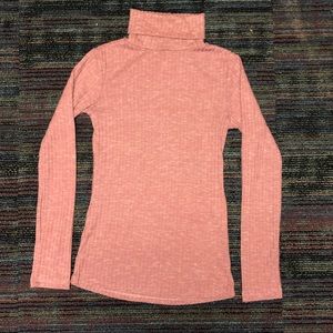Salmón-pink turtleneck